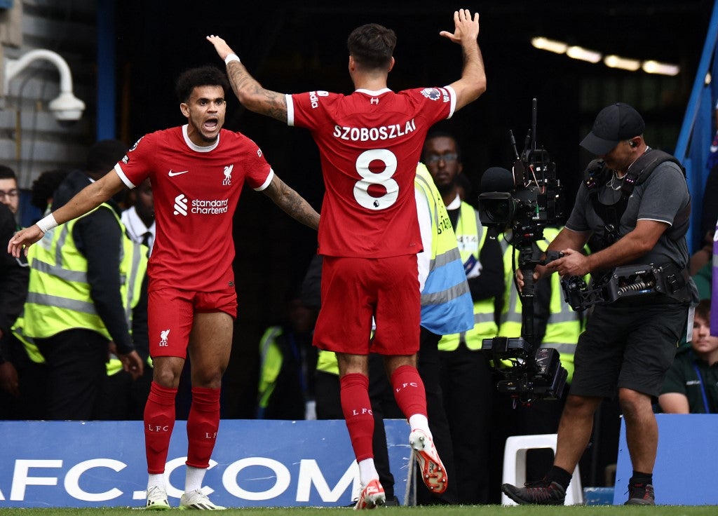 Luis D&iacute;az celebra con su compa&ntilde;ero Dominik Szoboszlai en Liverpool - AFP