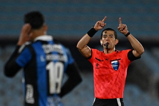 Andrés Rojas dirigió dos encuentros en la misma fecha / AFP