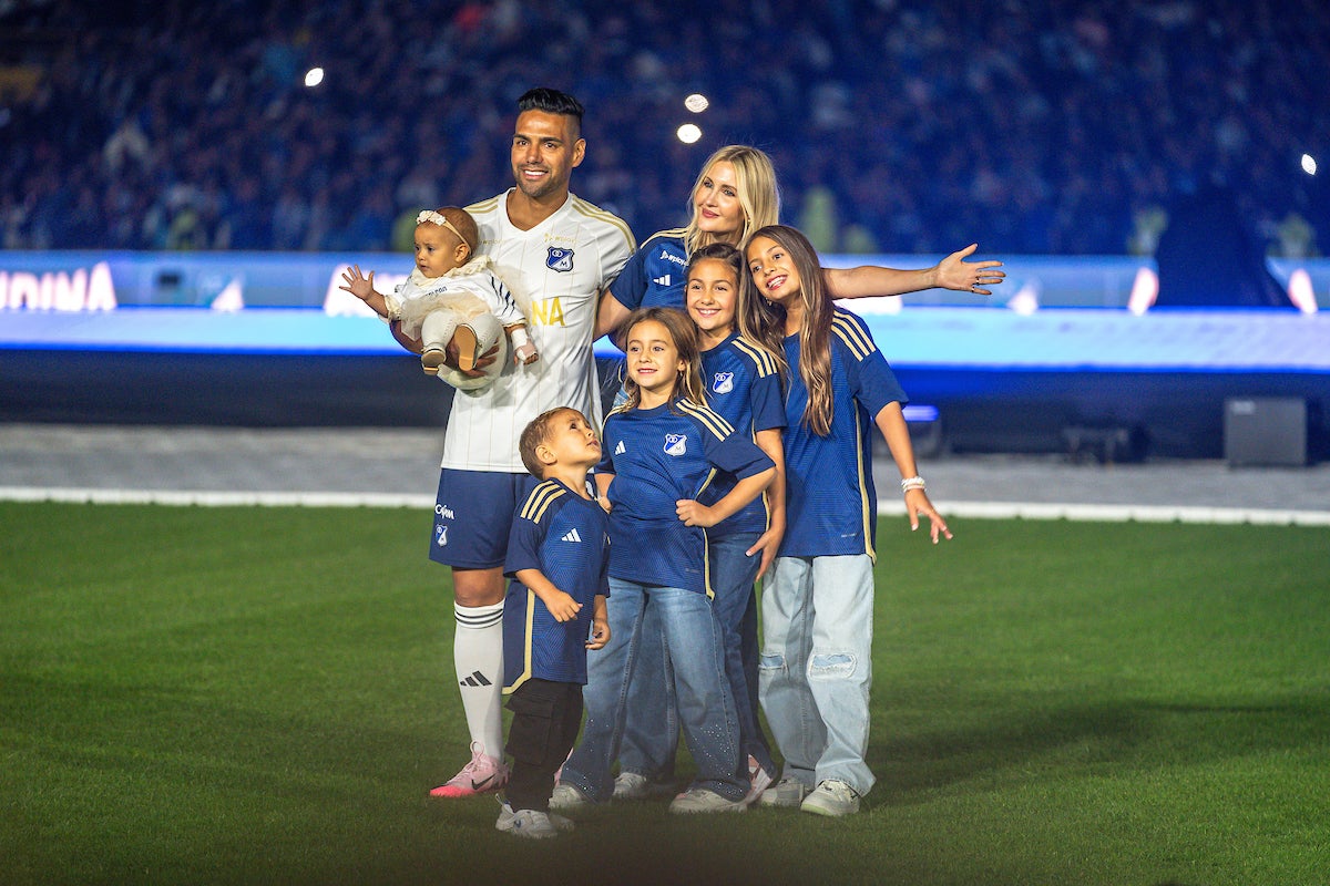 Radamel Falcao García junto a su familia, durante la presentación oficial en Millonarios - VizzorImage