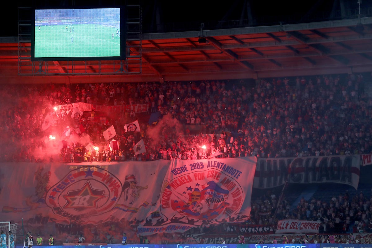 Hinchada de Junior en el estadio Metropolitano - VizzorImage