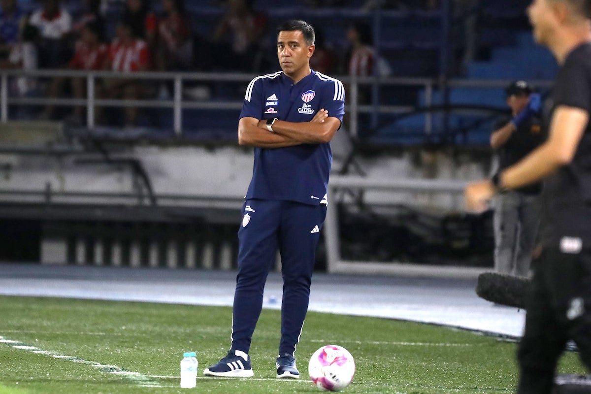 César Farías, con Junior, enfrentará a América de Cali por la fecha 15 del Clausura 2024 - VizzorImage