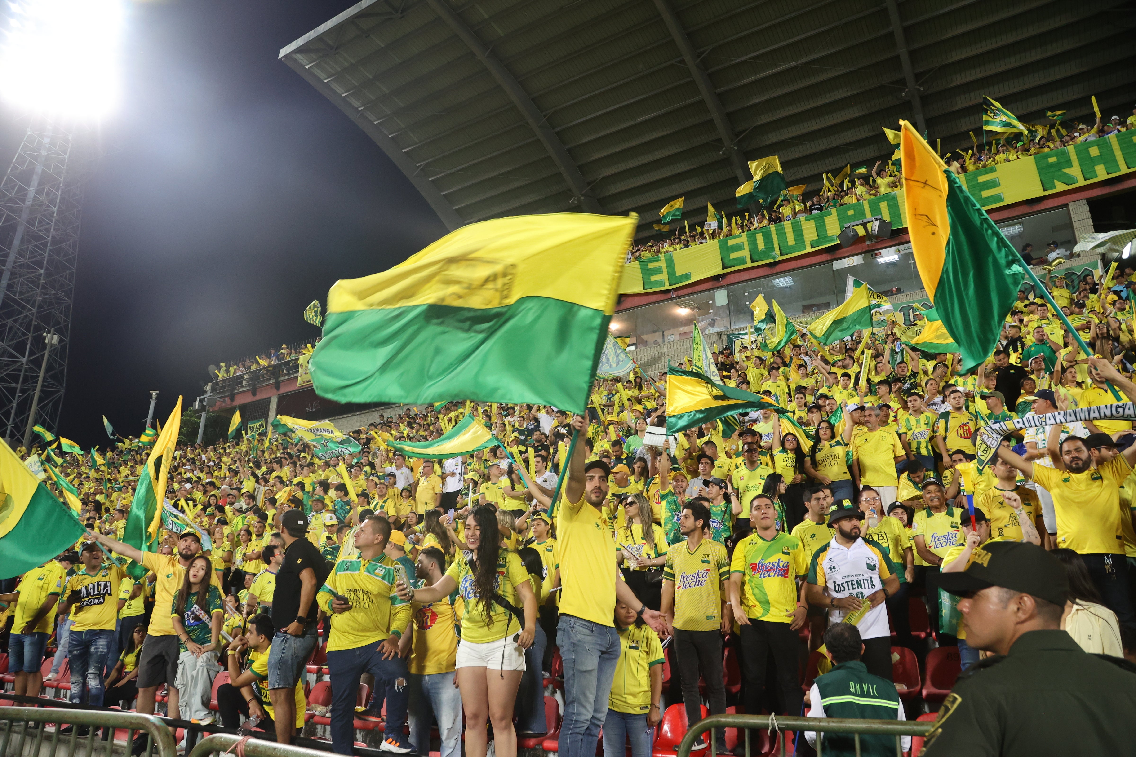 Hinchada de Bucaramanga en el estadio Alfonso López - VizzorImage