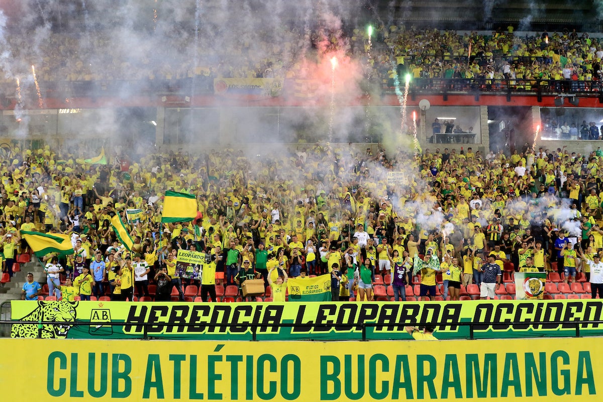 En el estadio Américo Montanini se vivió una completa fiesta por la hinchada de Bucaramanga - VizzorImage