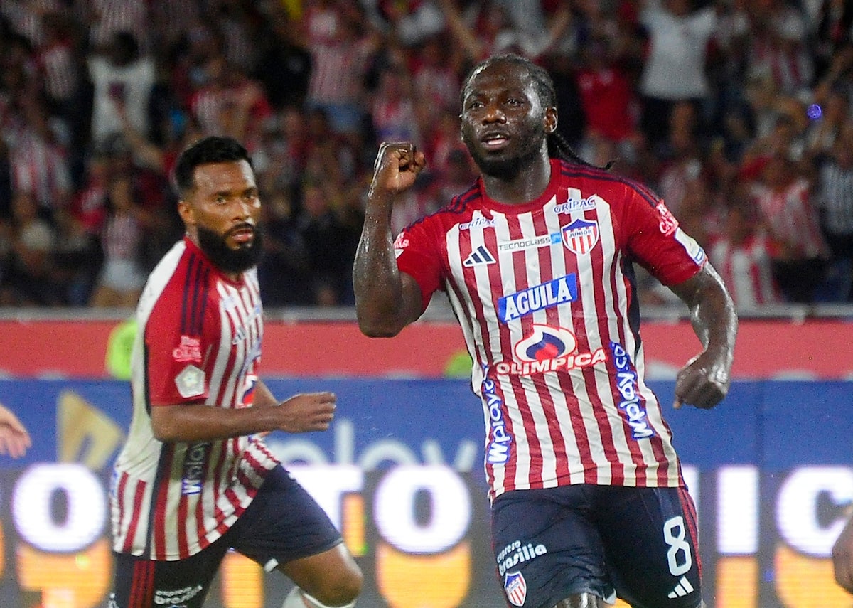 Yimmi Chará registró doblete por la fecha 15 en el Junior vs. América de Cali - VizzorImage