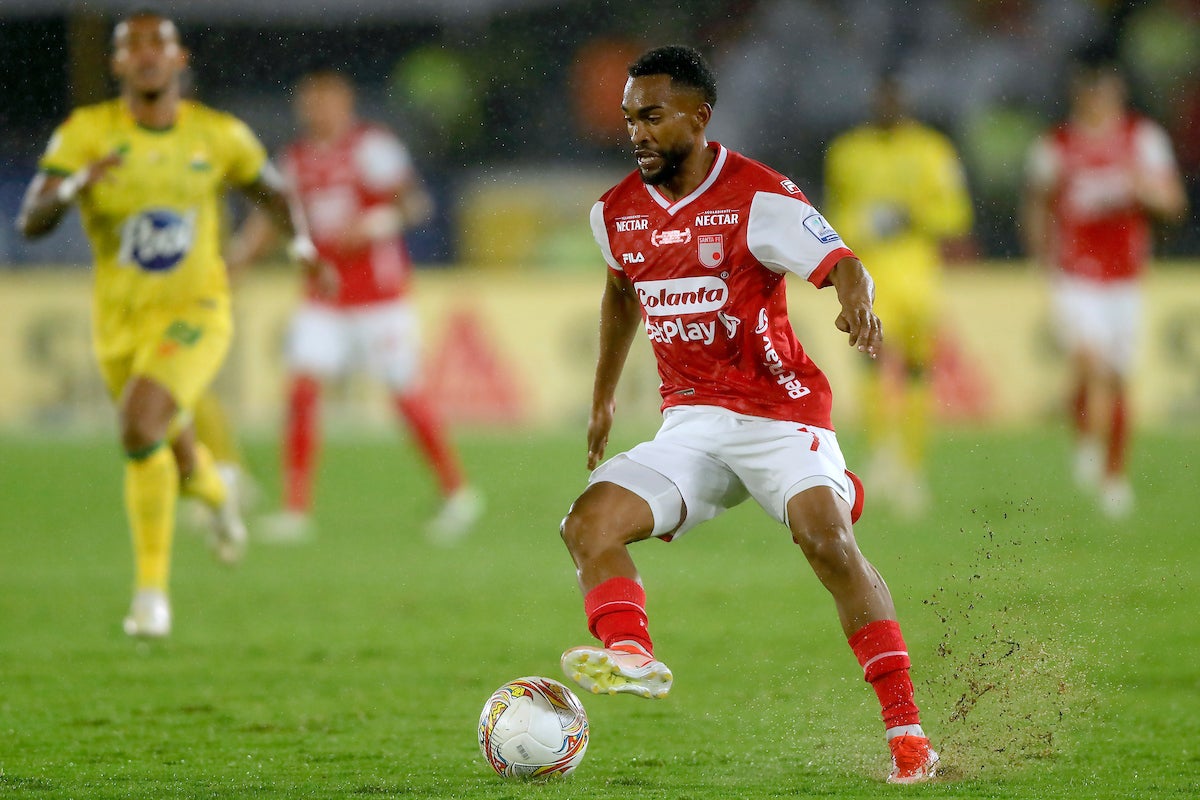 Jersson González conquistó el trofeo de la Superliga 2021 con Santa Fe - VizzorImage