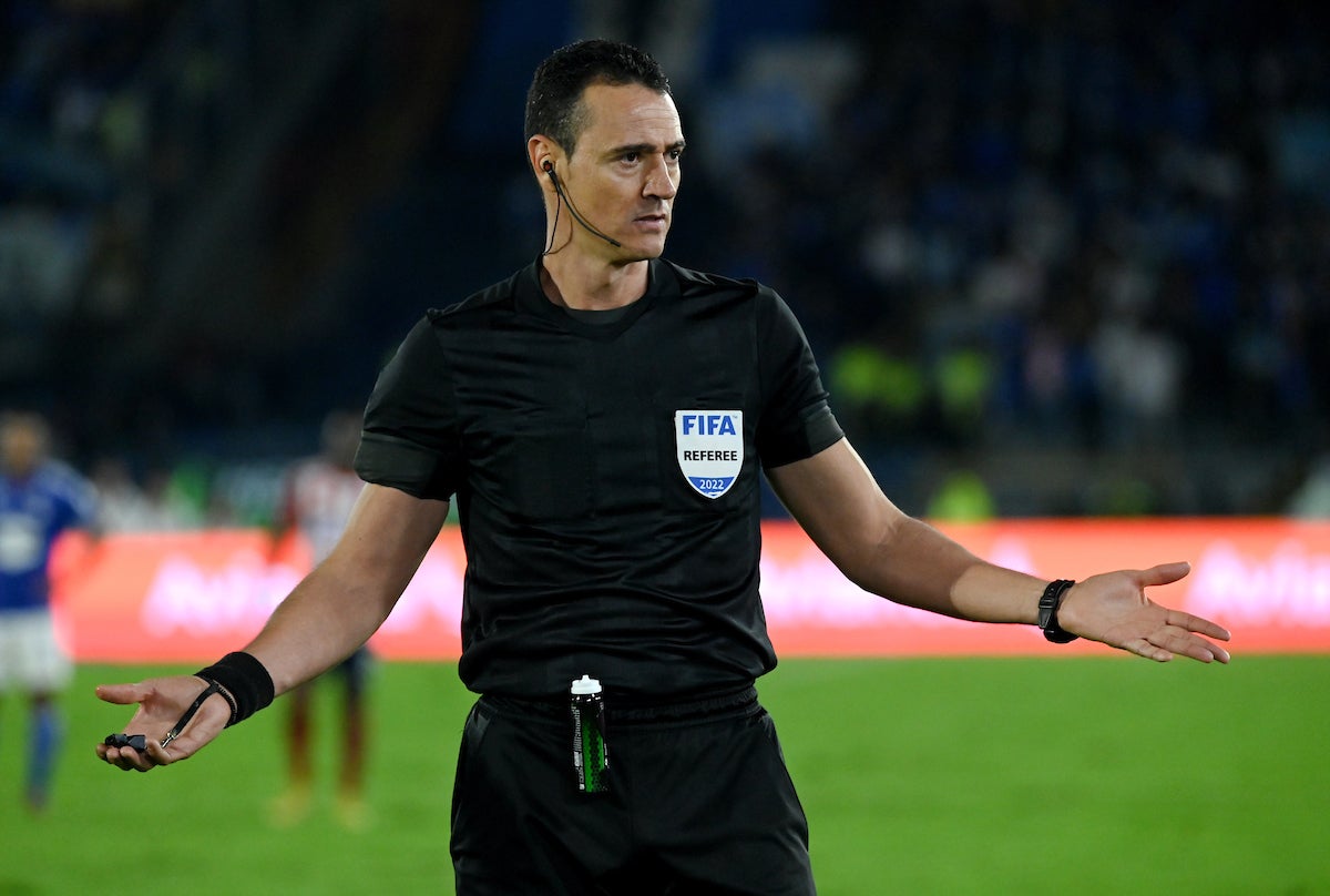 Wilmar Roldán ha dirigido 24 juegos, suma 125 amarillas (promedio 5,21) y ocho rojas en 2024 - VizzorImage