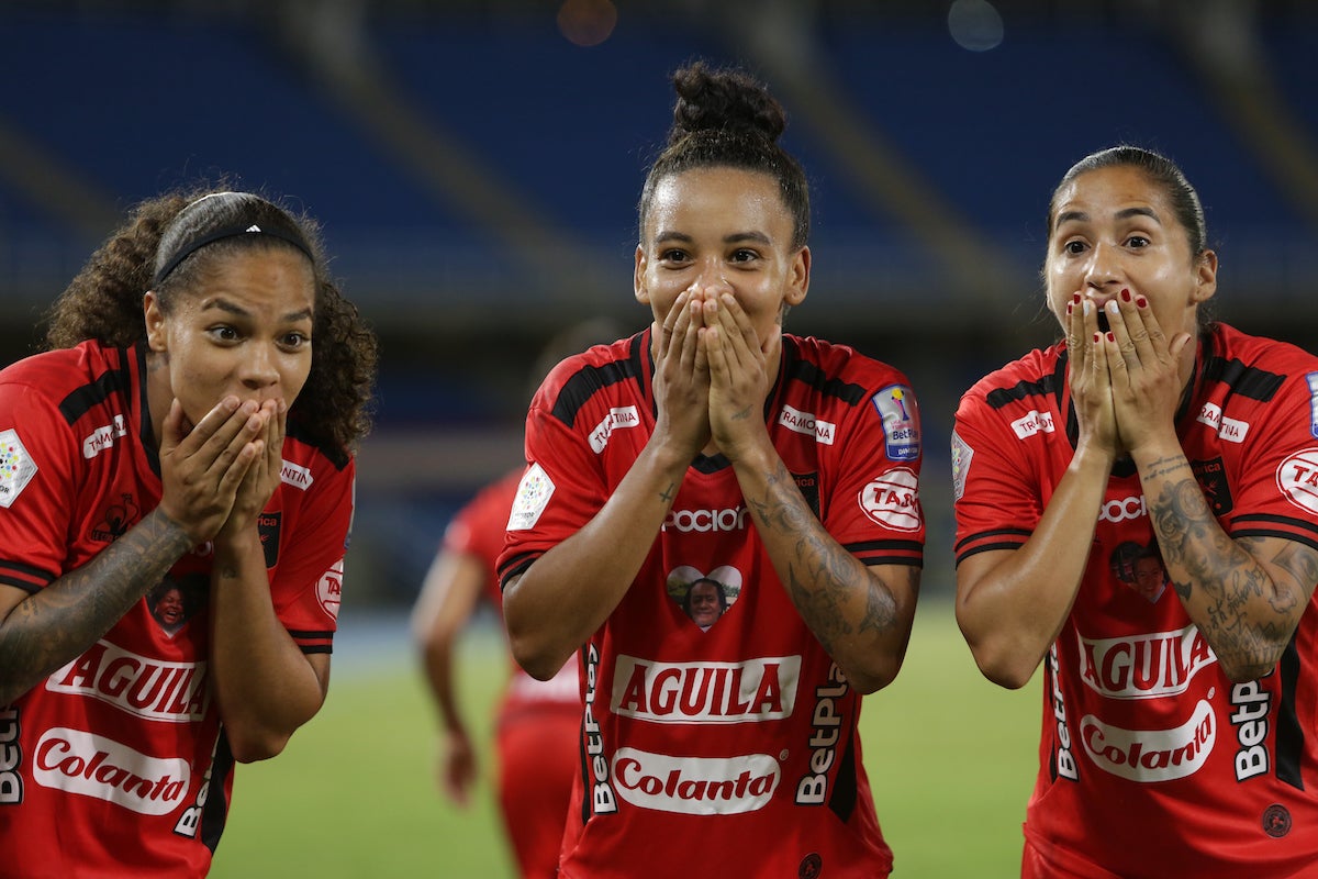 Gisela Robledo, Wendy Bonilla y Carolina Arias celebran el gol de América ante Llaneros - VizzorImage