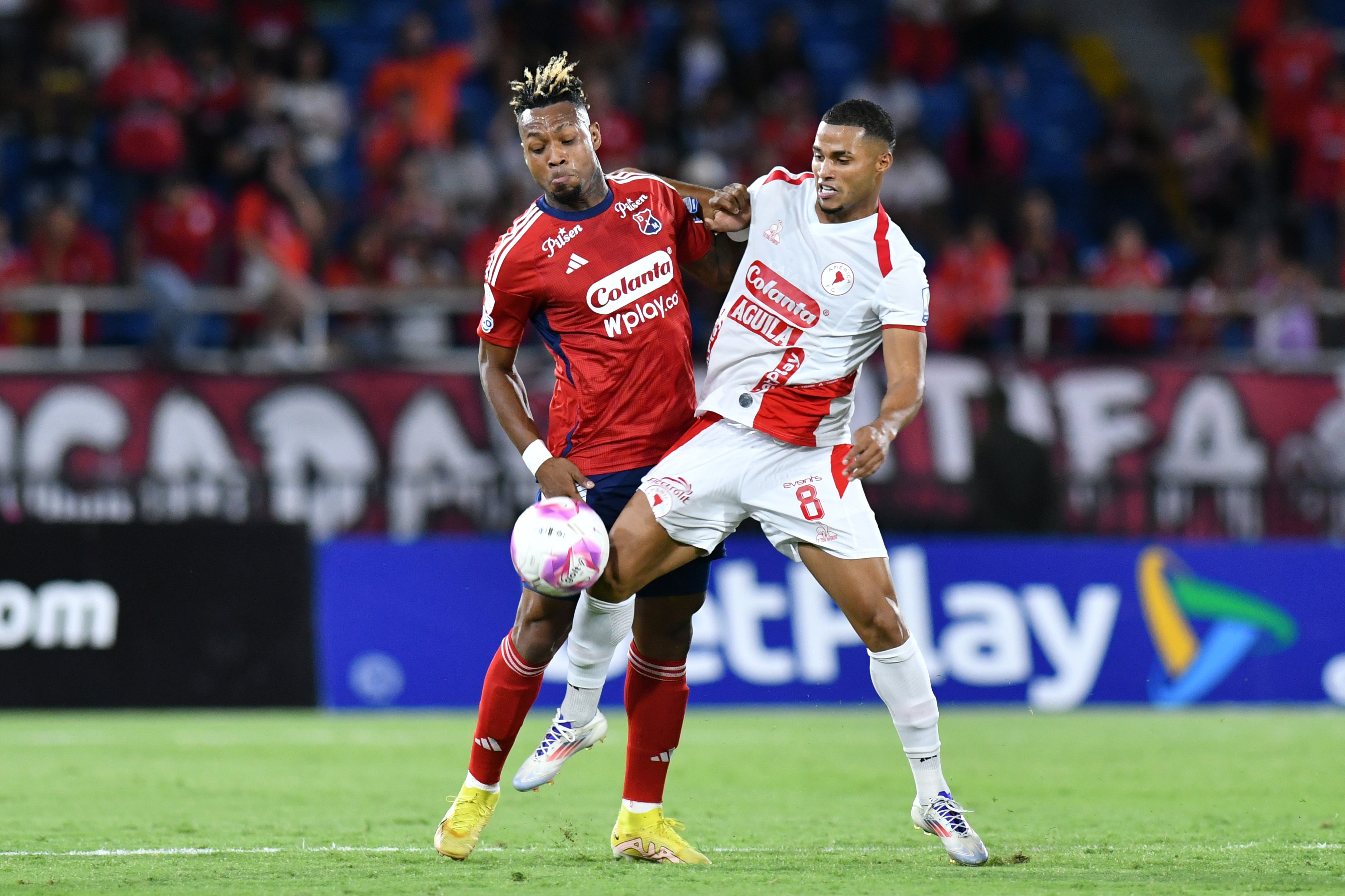 En América vs. Medellín, Leyser Chaverra combate un balón con Felipe Gómez - VizzorImage