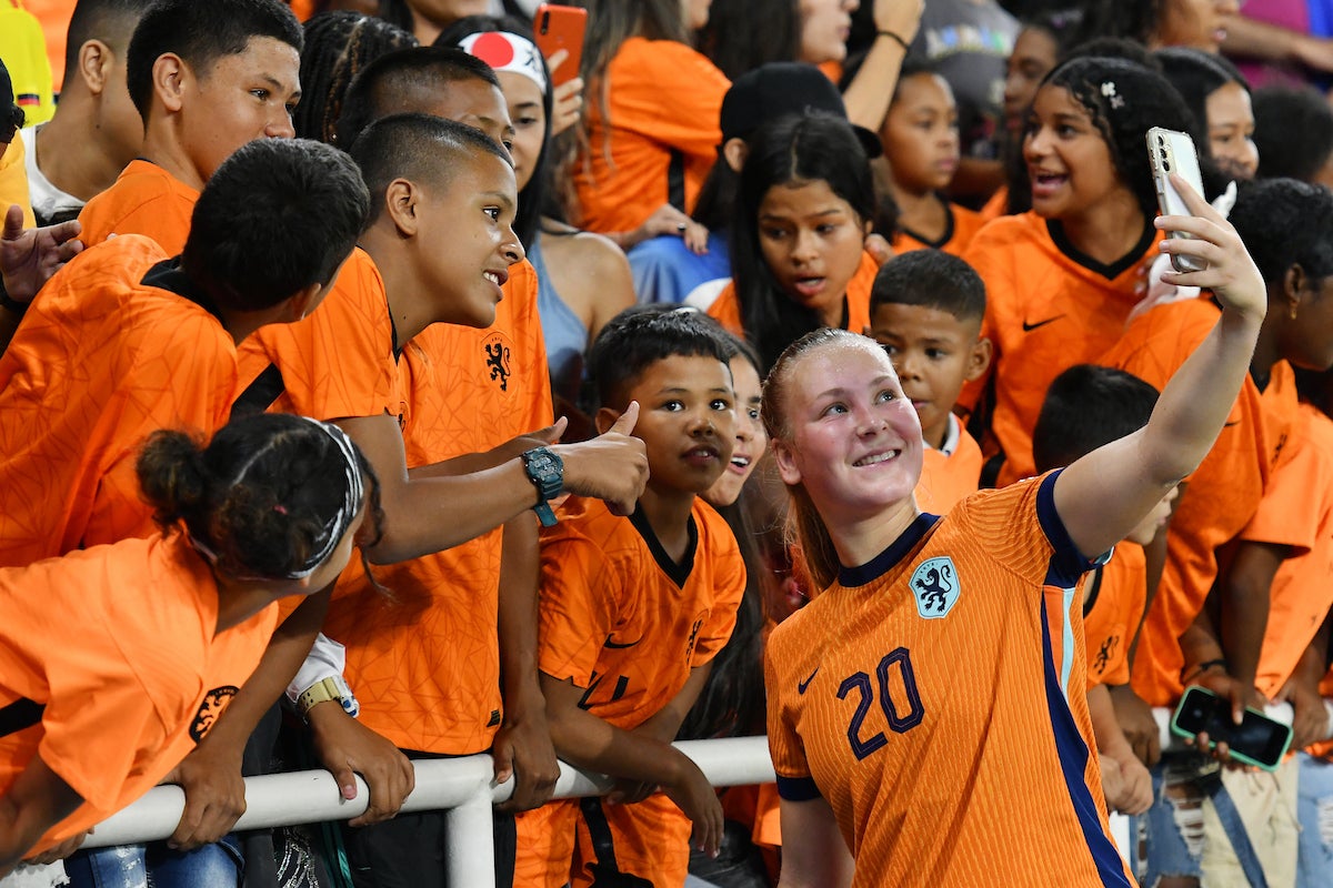 Fieke Kroese se toma una fotografía con los niños y niñas de la Fundación Sidoc - VizzorImage