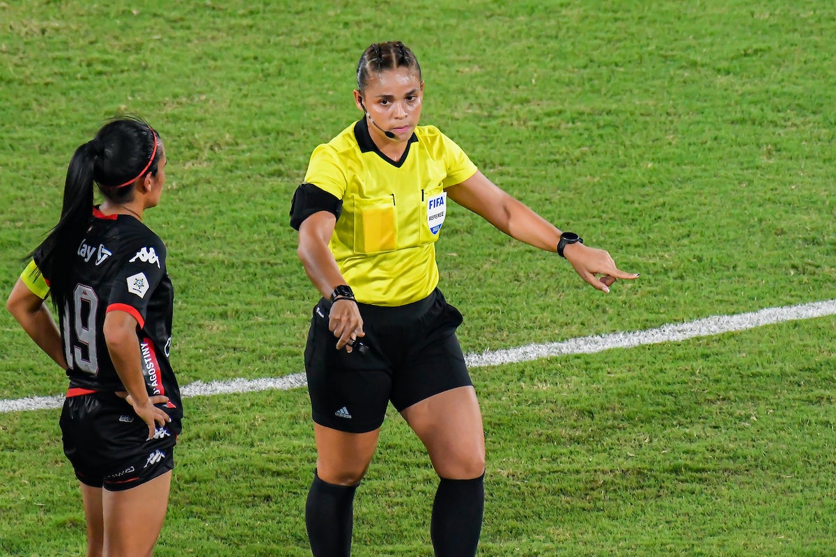 María Victoria Daza, árbitra de VAR para la final vuelta de la Liga Femenina 2024 - VizzorImage