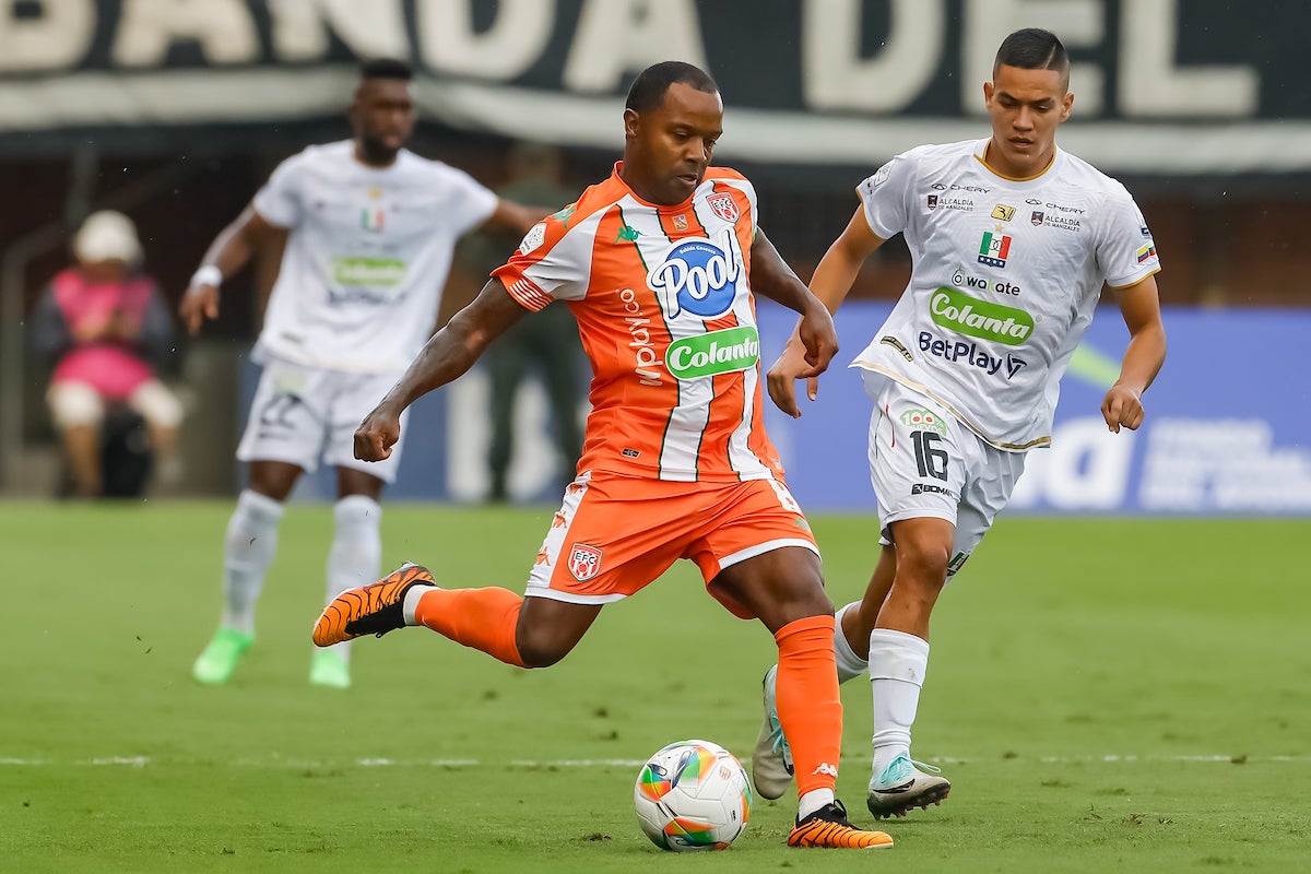 Dorlan Pabón sumó dos remates a puerta en el Envigado vs. Once Caldas - VizzorImage