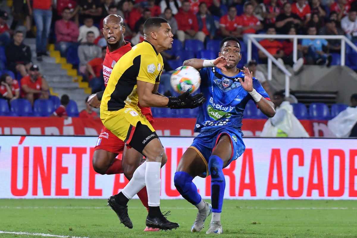 Fortaleza remató dos veces a puerta de América de Cali en la misma jugada - VizzorImage
