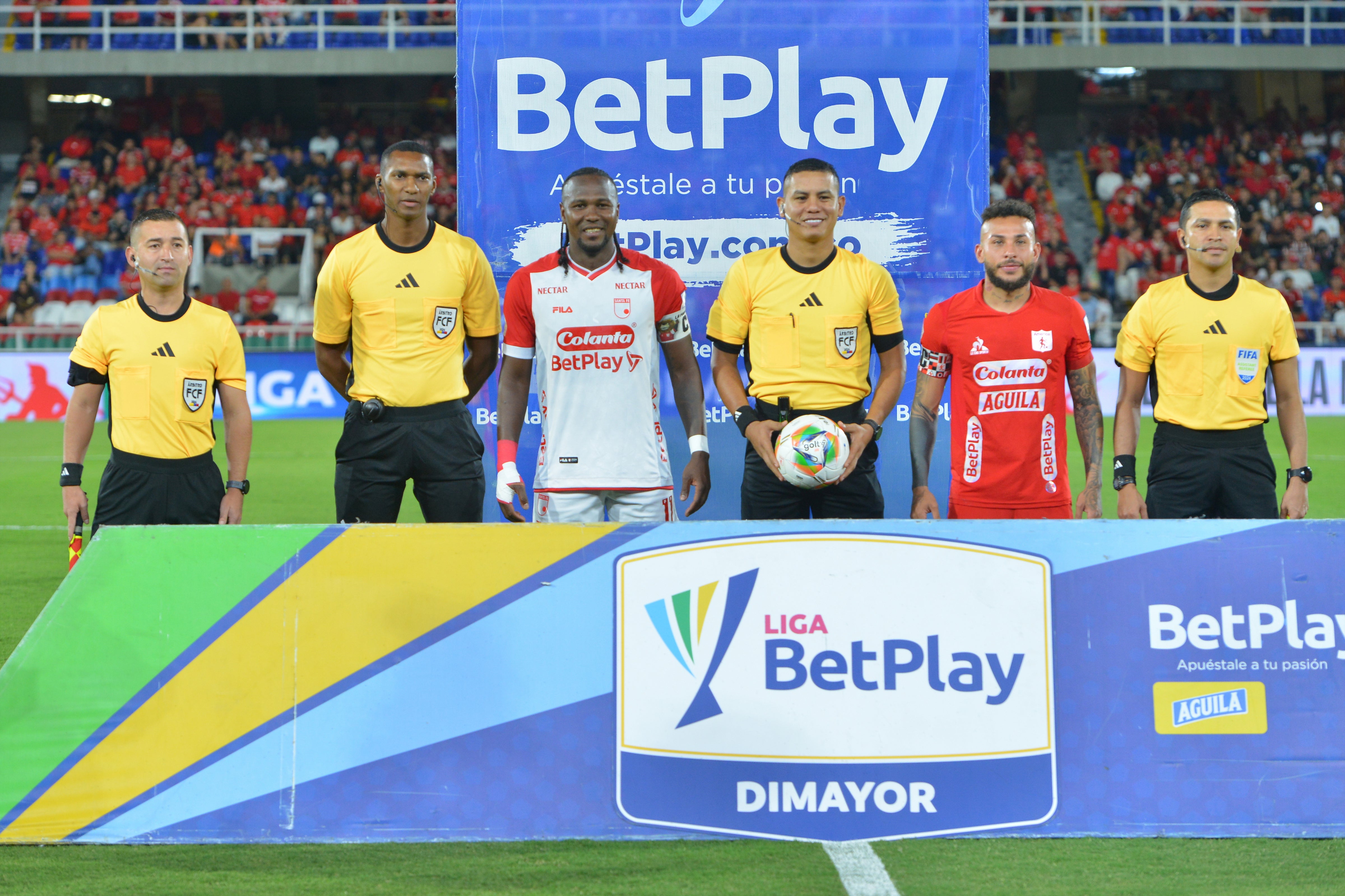 Foto oficial del América vs. Santa Fe con los árbitros y los capitanes, Hugo Rodallega y Duván Vergara - VIzzorImage