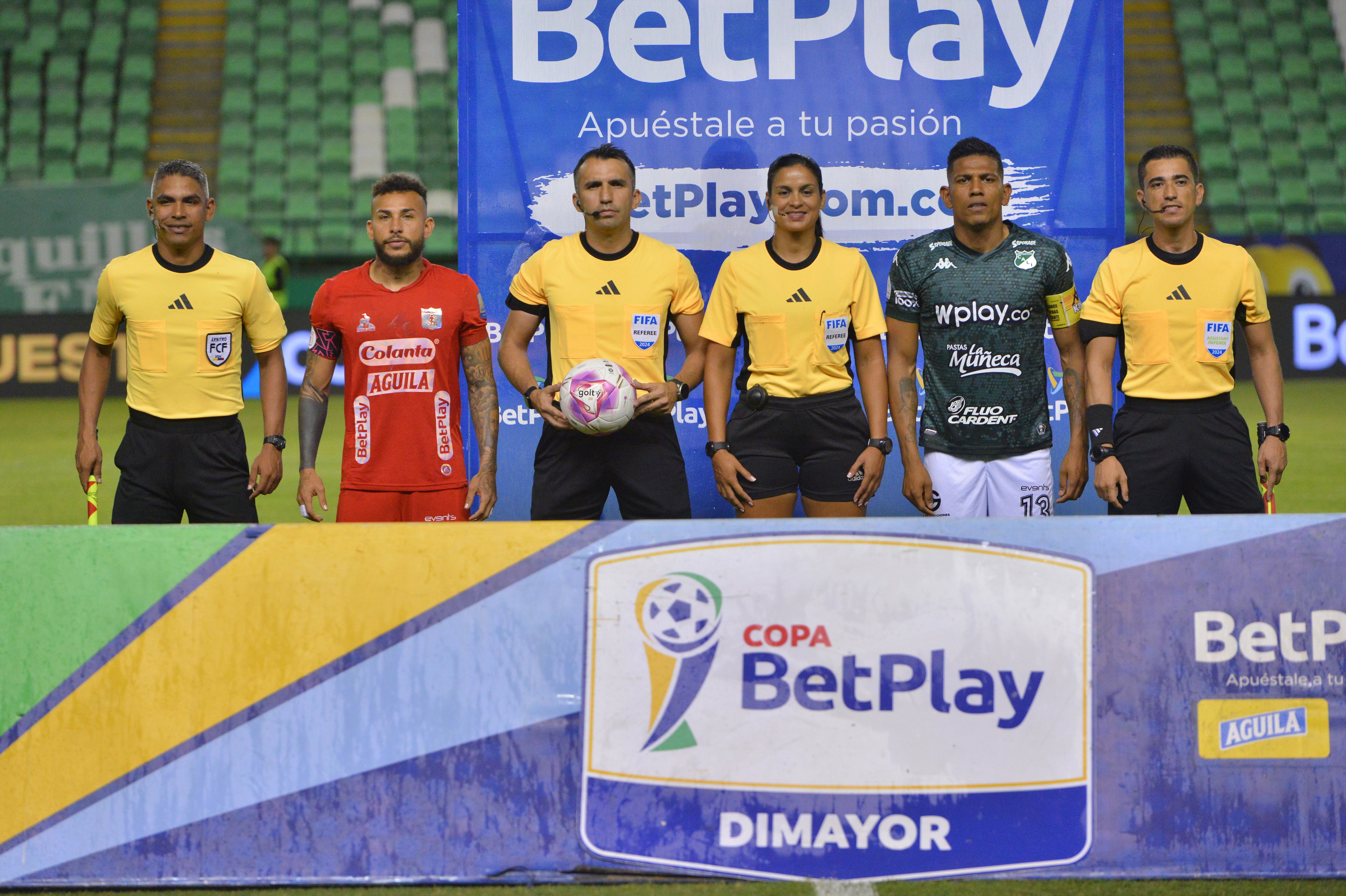 El juez Carlos Betancur dirigió el clásico vallecaucano entre Deportivo Cali y América de Cali - VizzorImage