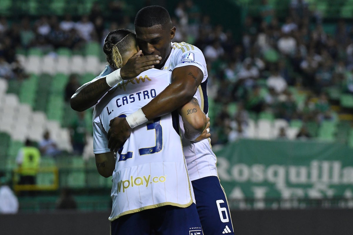 Sergio Mosquera abraza a Leonardo Castro, tras su gol ante Deportivo Cali - VizzorImage
