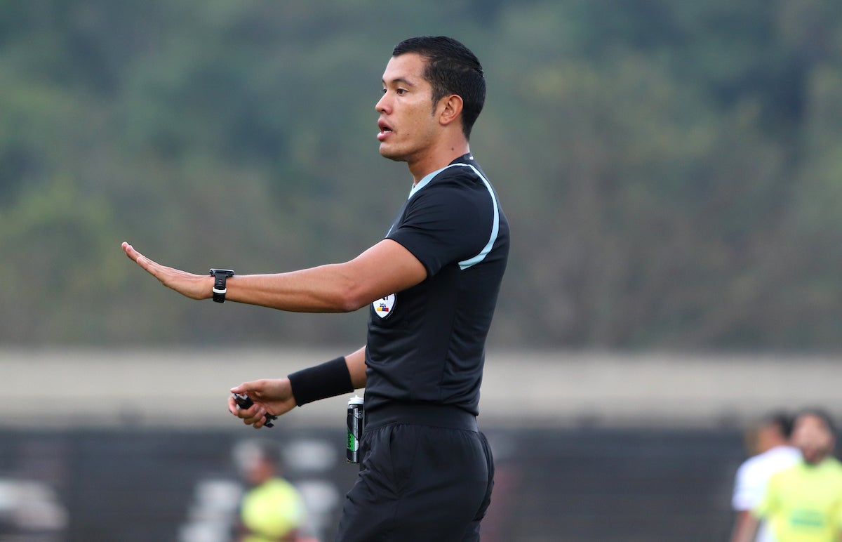 Juan Roldán estuvo al pie de la jugada y no consideró que hubiera falta previa al gol de Llaneros - VizzorImage