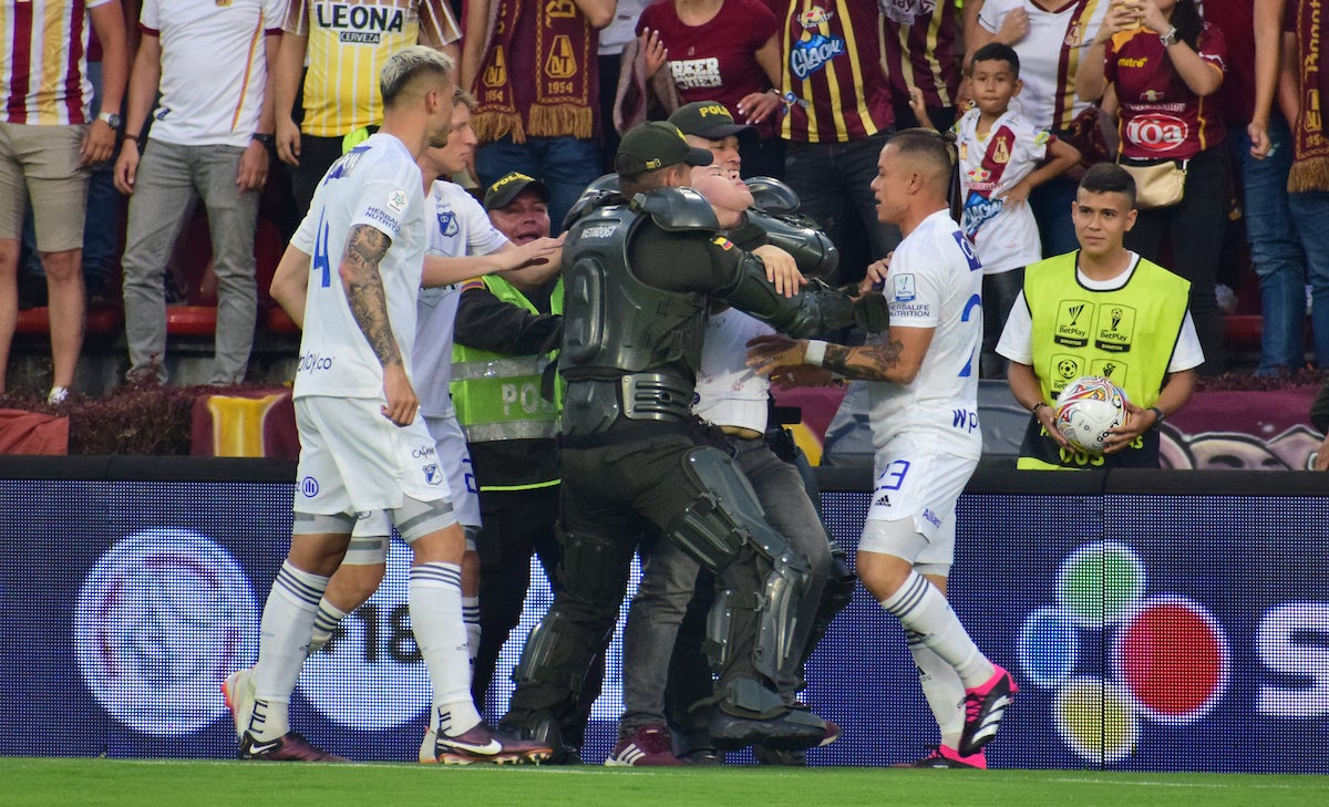 Alejandro Montenegro fue sacado del estadio de Tolima por la Policía - VizzorImage