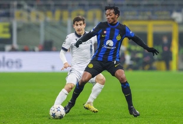 Juan Guillermo Cuadrado enfrenta a Aihen Munoz - AFP