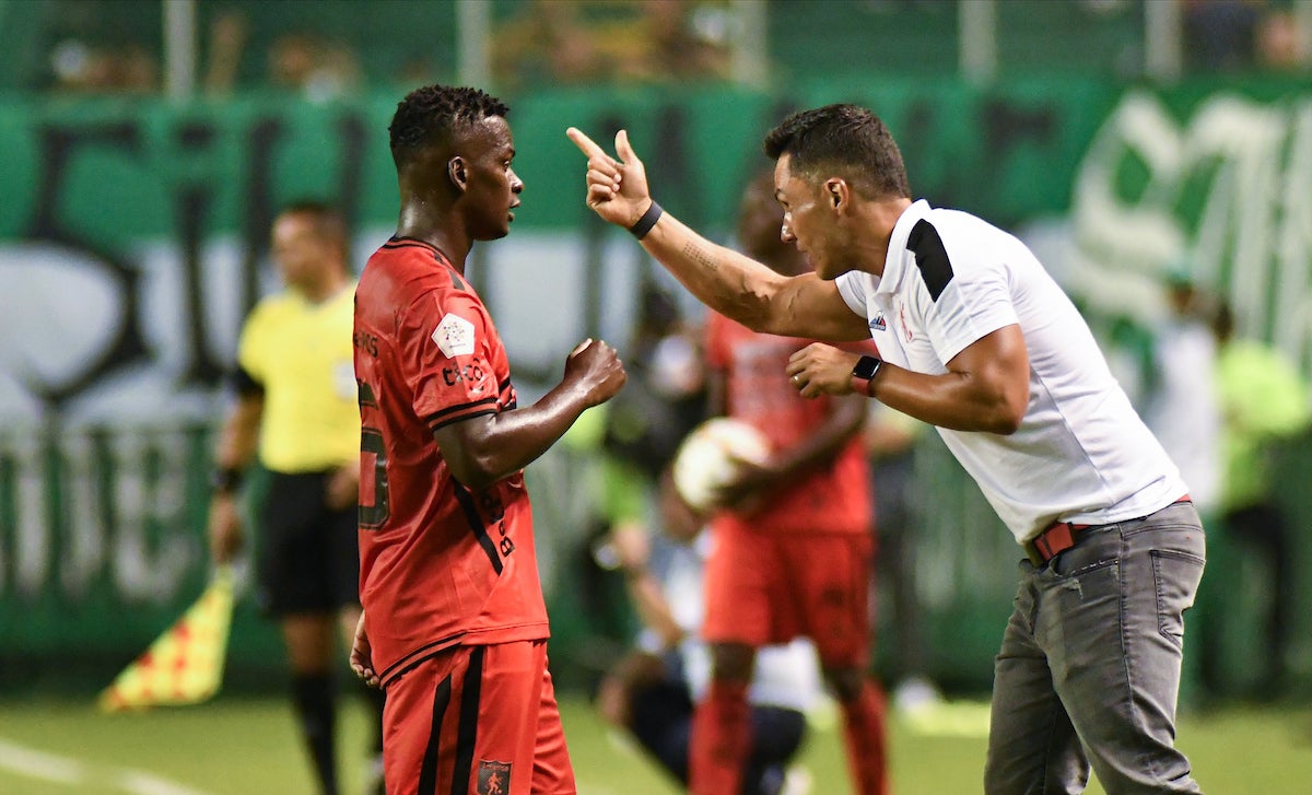 Carlos Darwin Quintero escucha indicaciones de Lucas González en América de Cali - VizzorImage