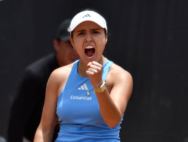 María Camila Osorio venció a Sara Errani por 7-6 y 6-4 - VizzorImage