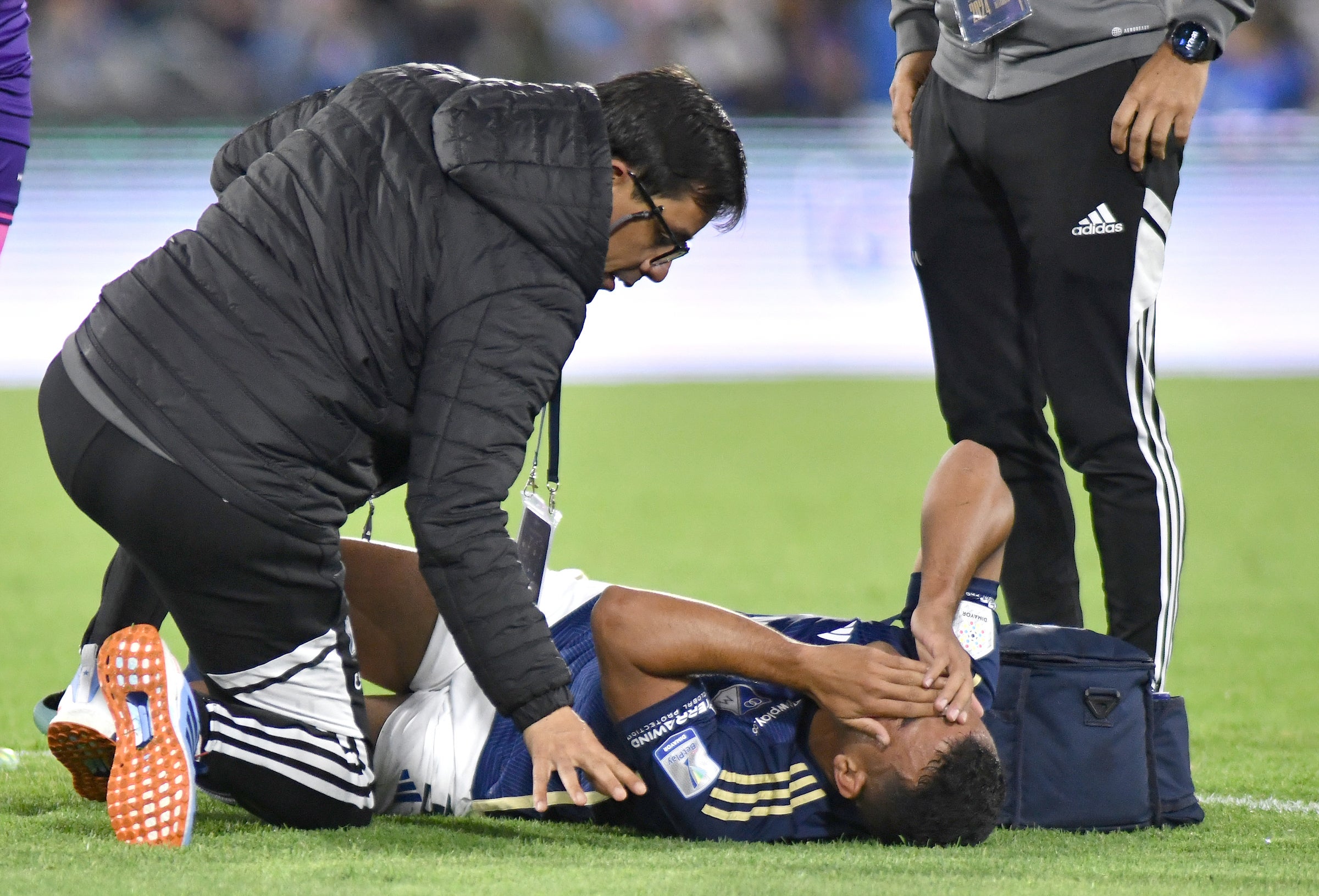 Omar Bertel fue retirado en camilla tras una dura lesión en febrero de 2024 / VizzorImage / Luis Ramirez