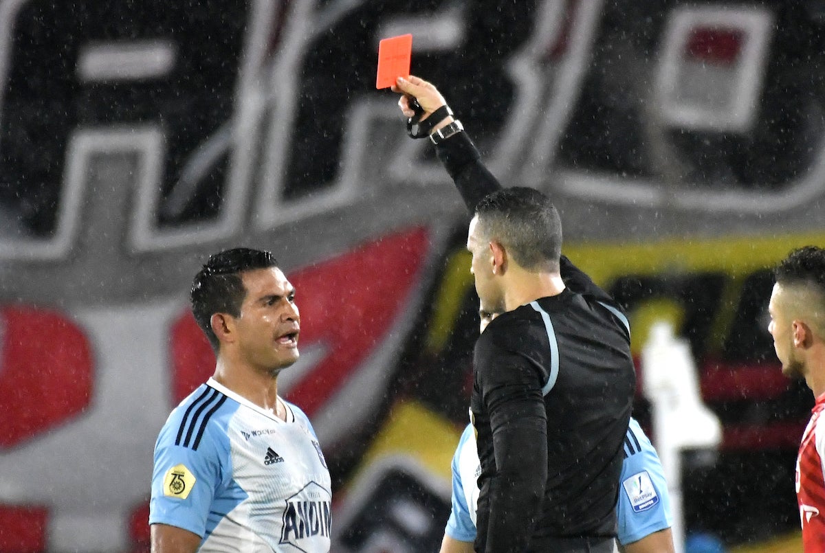 En el último clásico Santa Fe vs. Millonarios, Carlos Ortega enseñó tres rojas - VizzorImage