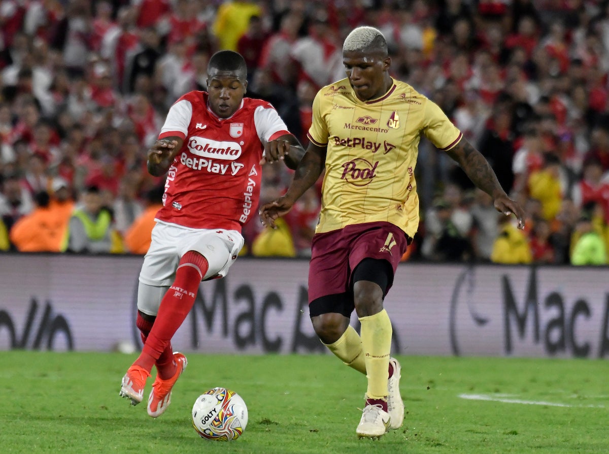 Tolima vs. Santa Fe: Francisco Chaverra controla ante Marlon Torres - VizzorImage