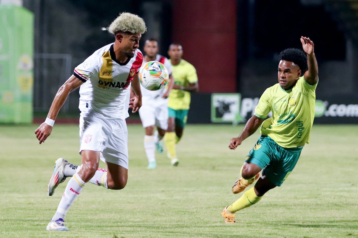 Sharif Merlano controla un balón en un juego del FPC entre Leones y Bogotá - VizzorImage