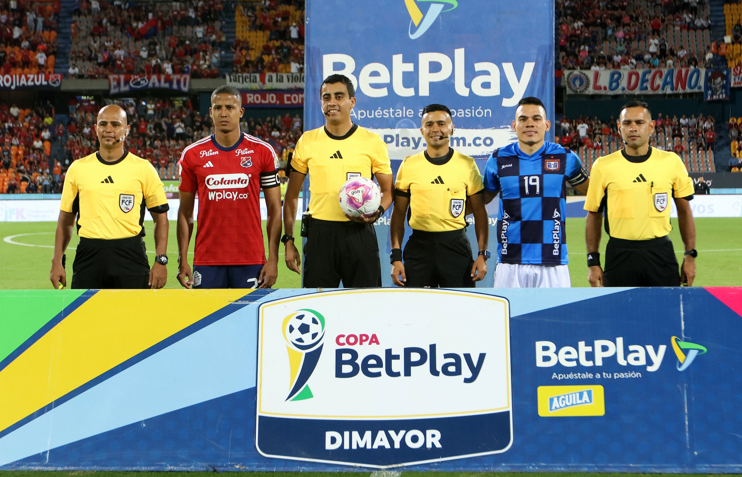 Steven Camargo expulsó a Fainer Torijano a los 57 minutos del Medellín vs. Boyacá Chicó - VizzorImage