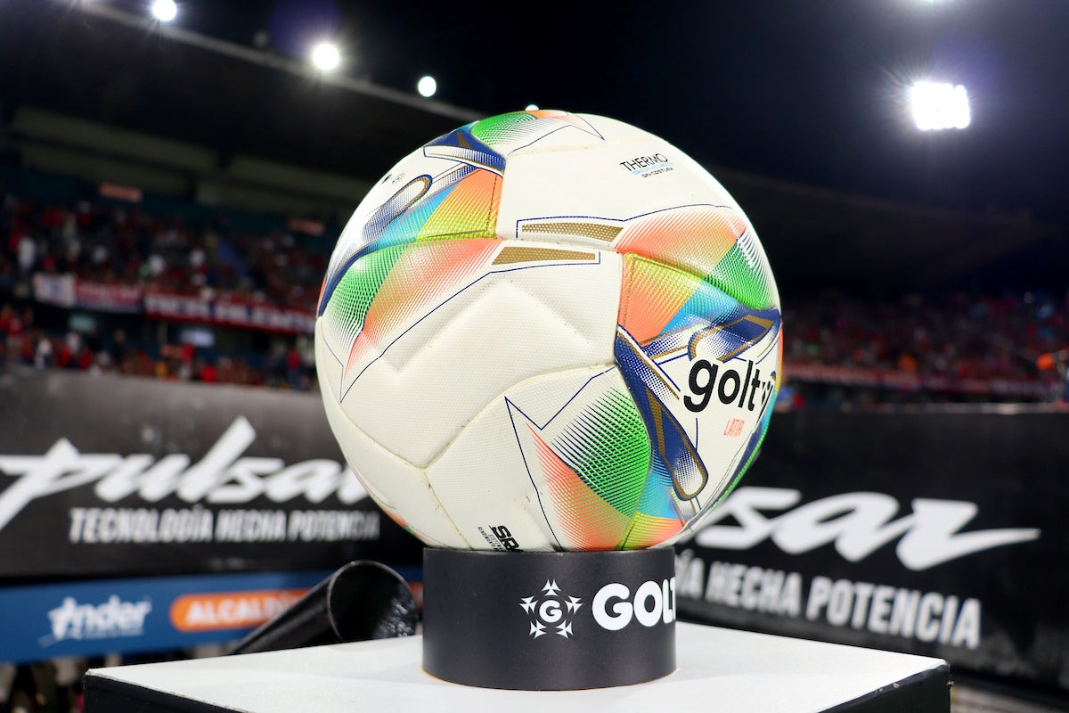 Santa Fe y Águilas Doradas fueron sancionados por la expulsión de uno de sus recogebolas - VizzorImage