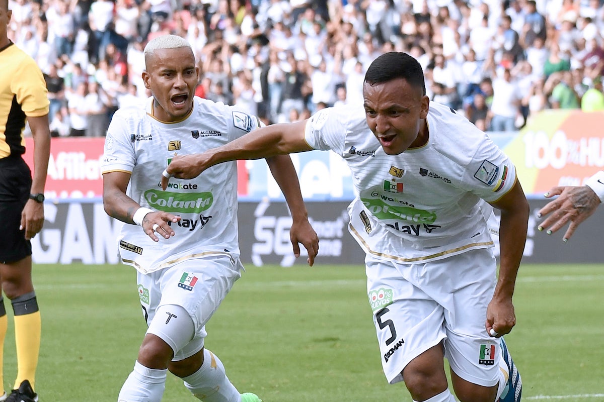 Michael Barrios e Iván Rojas celebran un gol de Once Caldas - VizzorImage