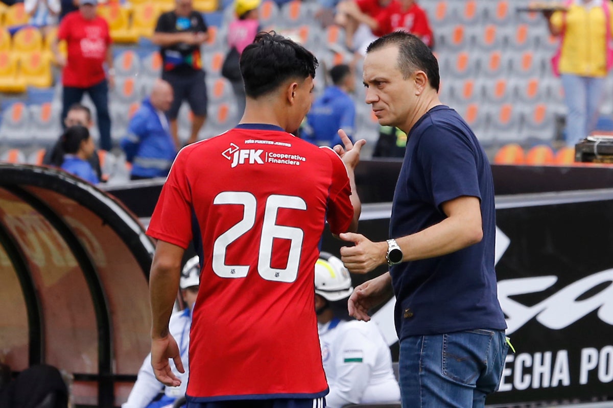 Alejandro Restrepo dialoga con el defensor Cristián Graciano - VizzorImage