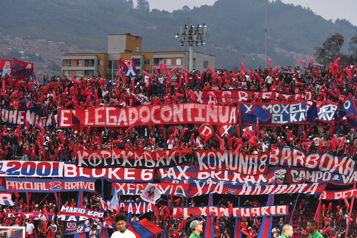 Grada del estadio Atanasio Girardot con hinchada de Independiente Medellín - VizzorImage