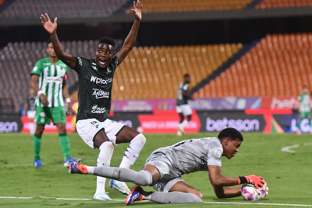 Luis Marquínez empujó el balón por el costado del mismo que ya estaba por fuera de su área permitida - VizzorImage