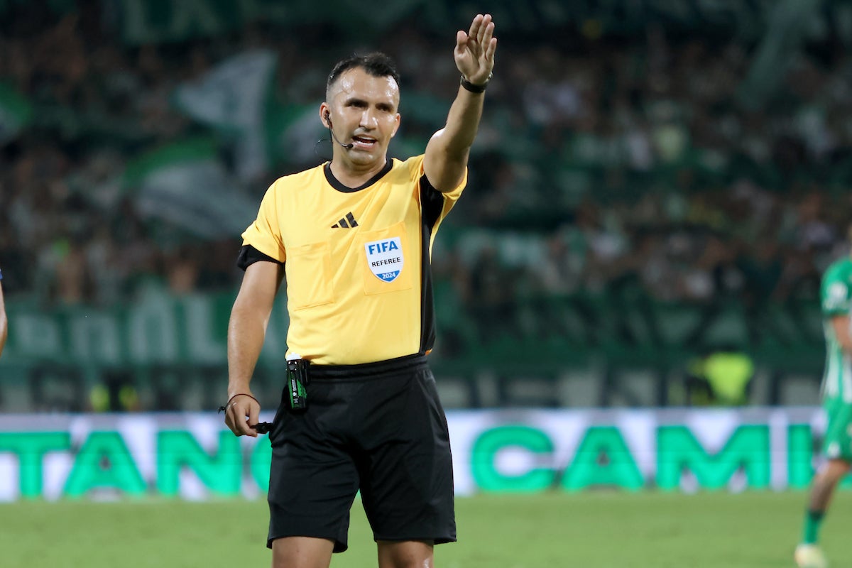 Carlos Betancur, árbitro designado para dirigir la final ida entre Unión Magdalena y Llaneros - VizzorImage