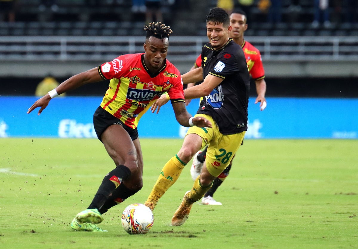 Pereira vs. Bucaramanga: Faber Gil y Leonardo Flores disputan el bal&oacute;n - VizzorImage