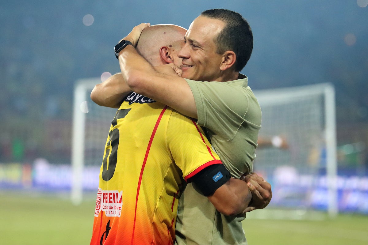 Alejandro Restrepo celebra con Andrés Correa el título de Liga con Pereira - VizzorImage