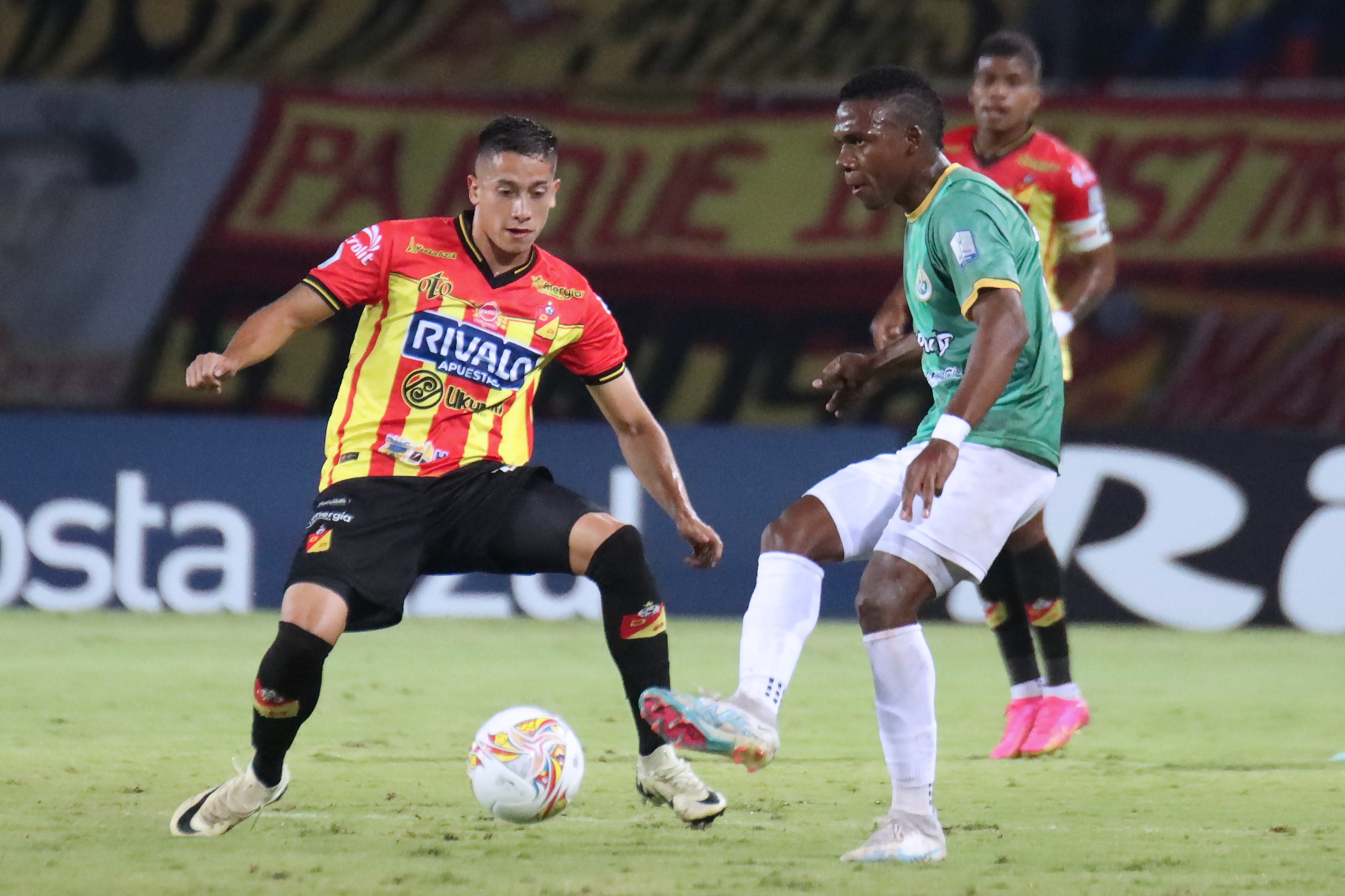 Joan Cajares vio la tarjeta roja, luego fue que encar&oacute; al juez - VizzorImage