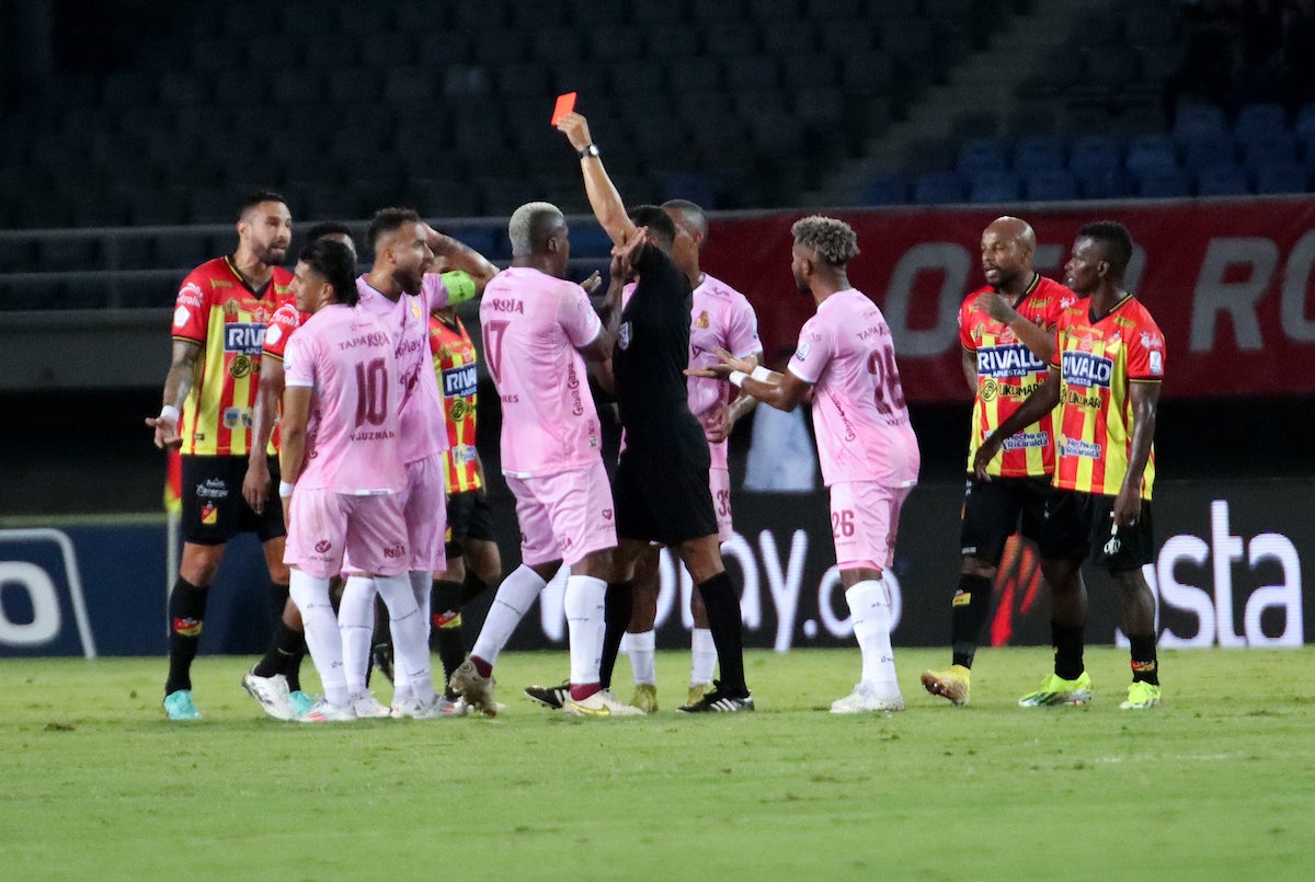 Yeison Guzmán fue expulsado en el primer tiempo del Pereira vs. Tolima - VizzorImage