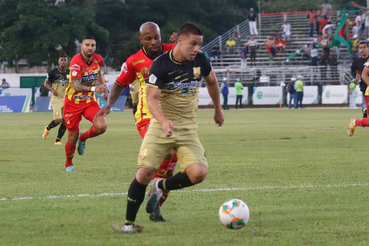 Mateo Puerta recibió la cartulina roja en el Águilas Doradas vs. Pereira - VizzorImage