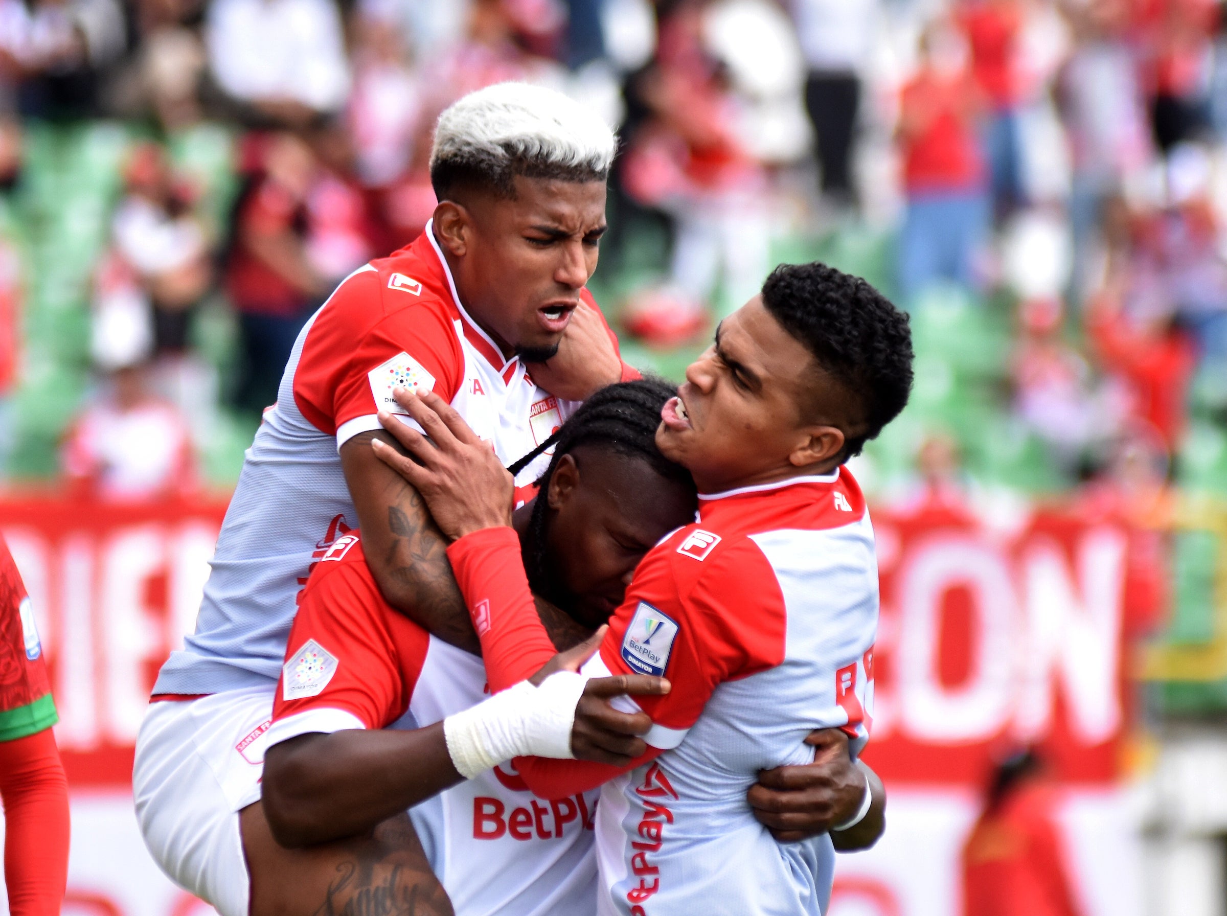 Jugadores de Santa Fe celebrando un gol / VizzorImage / Edward Leguizamon