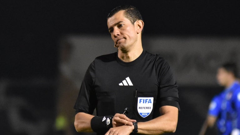 Andrés Rojas pitó el juego de la fecha 5 entre Junior y Pasto - VizzorImage