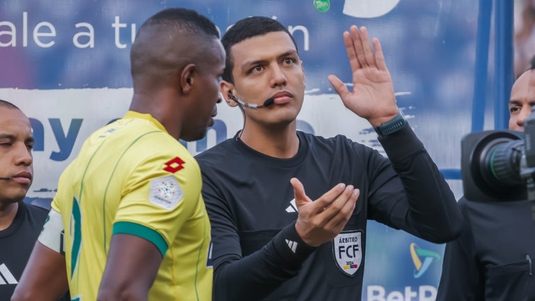 David Espinosa no sancionó penal de Bucaramanga a Once Caldas - VizzorImage