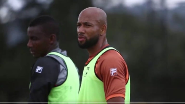 Edwar López cortó una opción manifiesta de gol y vio la roja ante Junior - VizzorImage