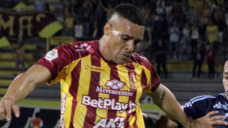 Fabi&aacute;n Mosquera recibi&oacute; la cartulina roja al minuto 50 del Jaguares vs. Tolima - VizzorImage