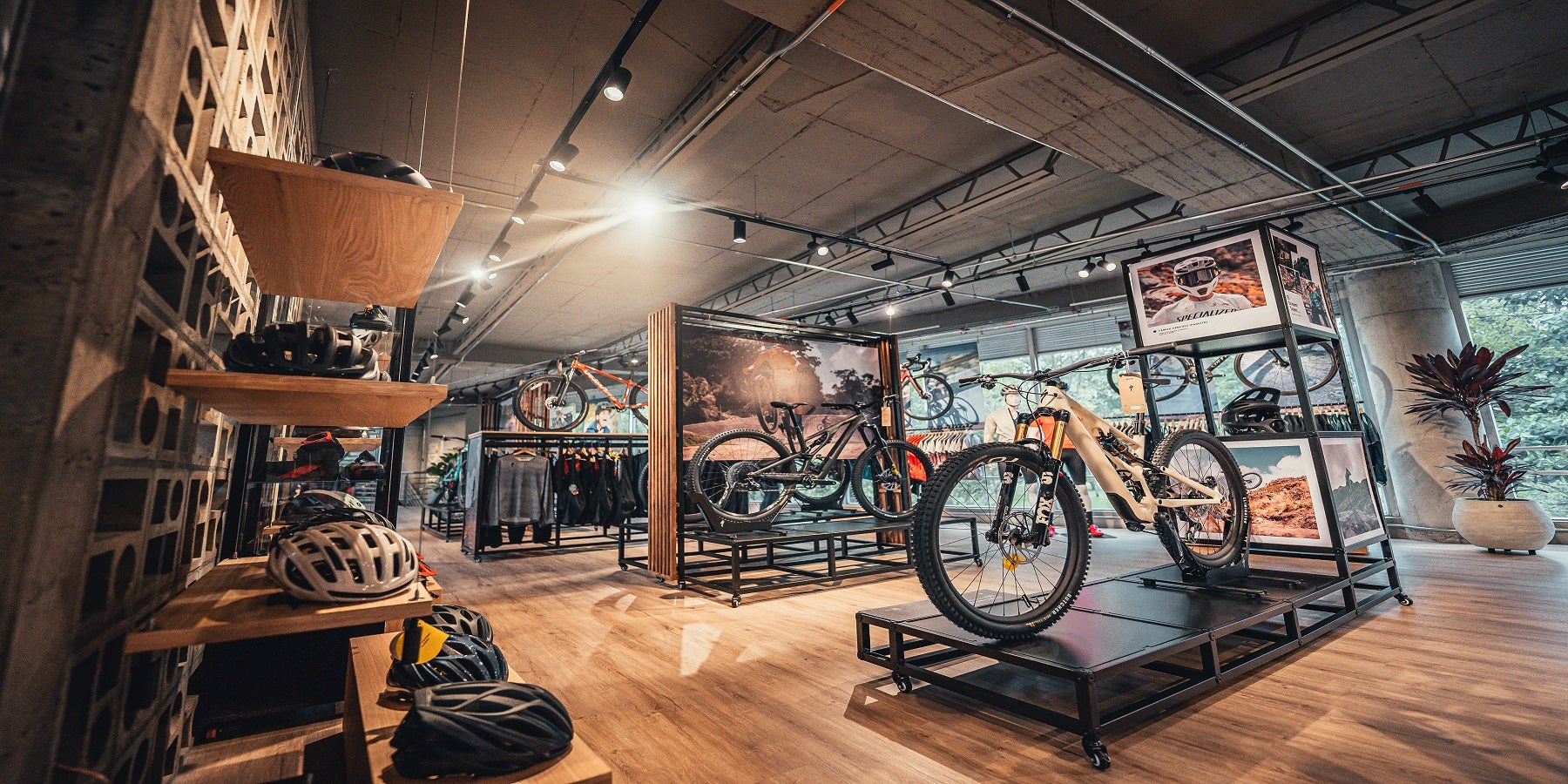 La tienda ofrece espacios de café y una sala para compartir