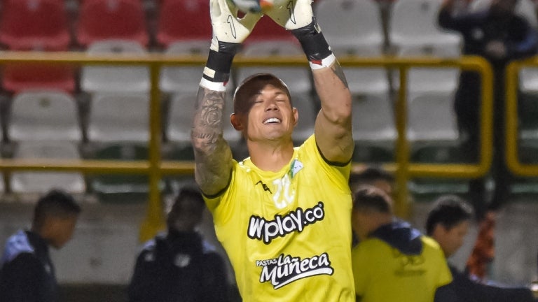 Gastón Guruceaga sumó tres atajadas en el primer tiempo del Chicó vs. Cali - VizzorImage