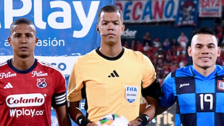 Los capitanes Fáiner Torijano y Frank Lozano junto al cuerpo arbitral del Medellín vs. Boyacá Chicó - VizzorImage