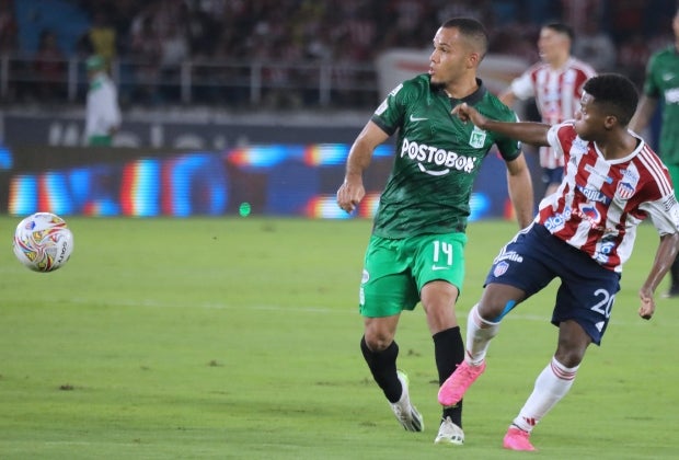 Robert Mej&iacute;a y Deiber Caicedo disputan un Junior vs. Nacional - VizzorImage