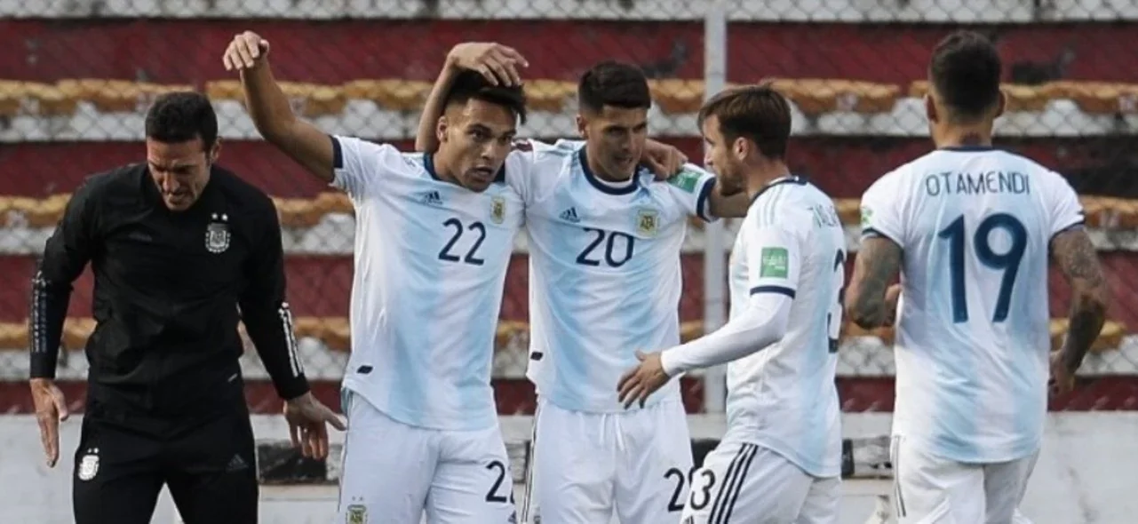 Argentina ganó sus 2 partidos por la mínima diferencia/ AFP